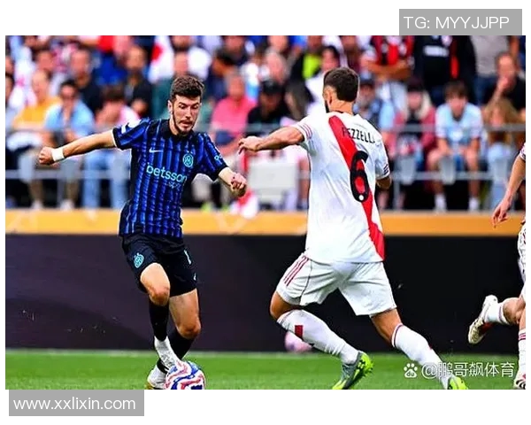 武汉对阵恒大激战正酣比分悬念不断双方球员全力以赴争夺胜利