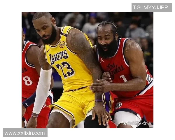 湖人快船对决激战正酣球迷热情高涨期待精彩瞬间